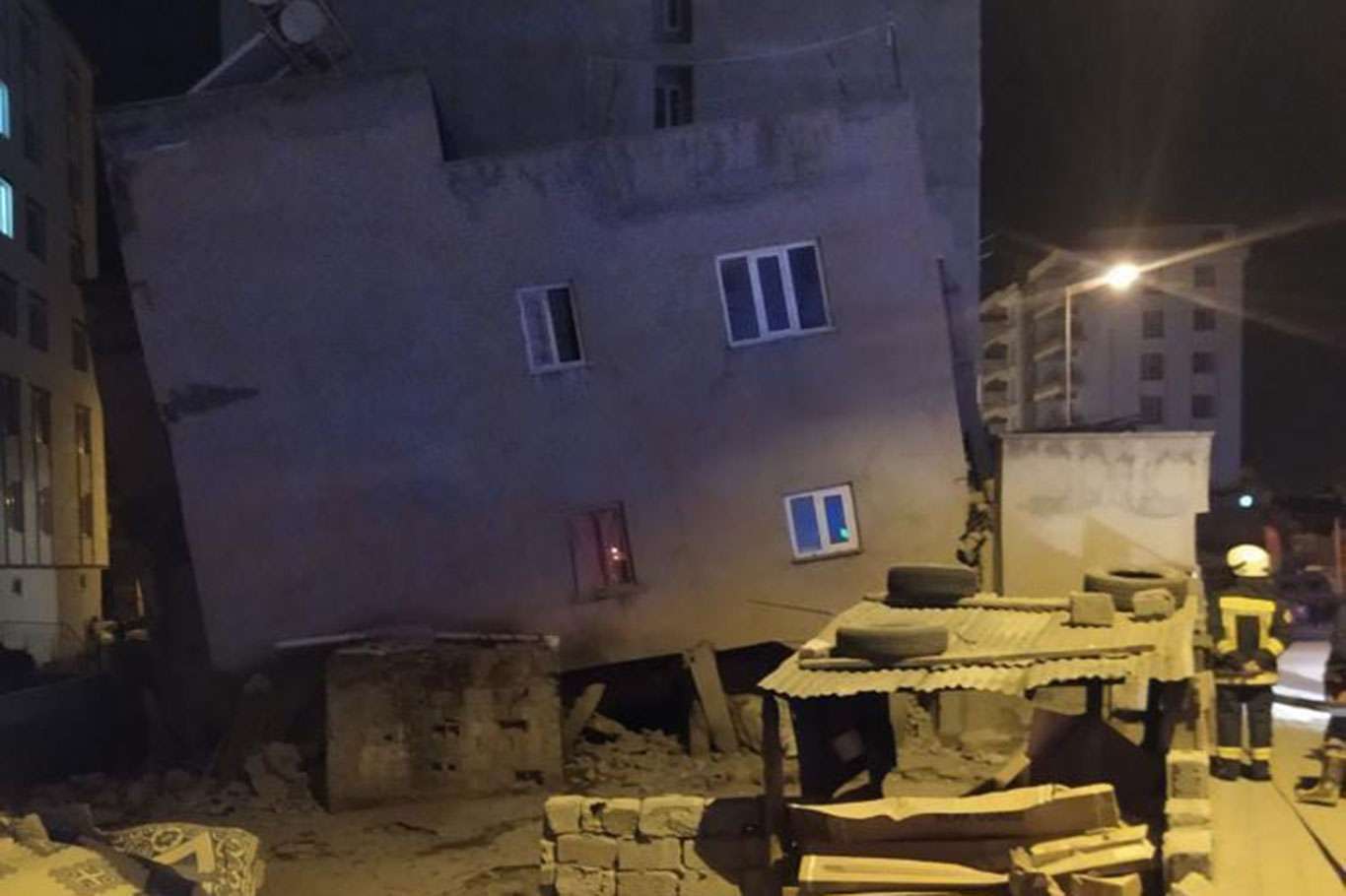 Depremde hasar gören 2 katlı bina yıkıldı